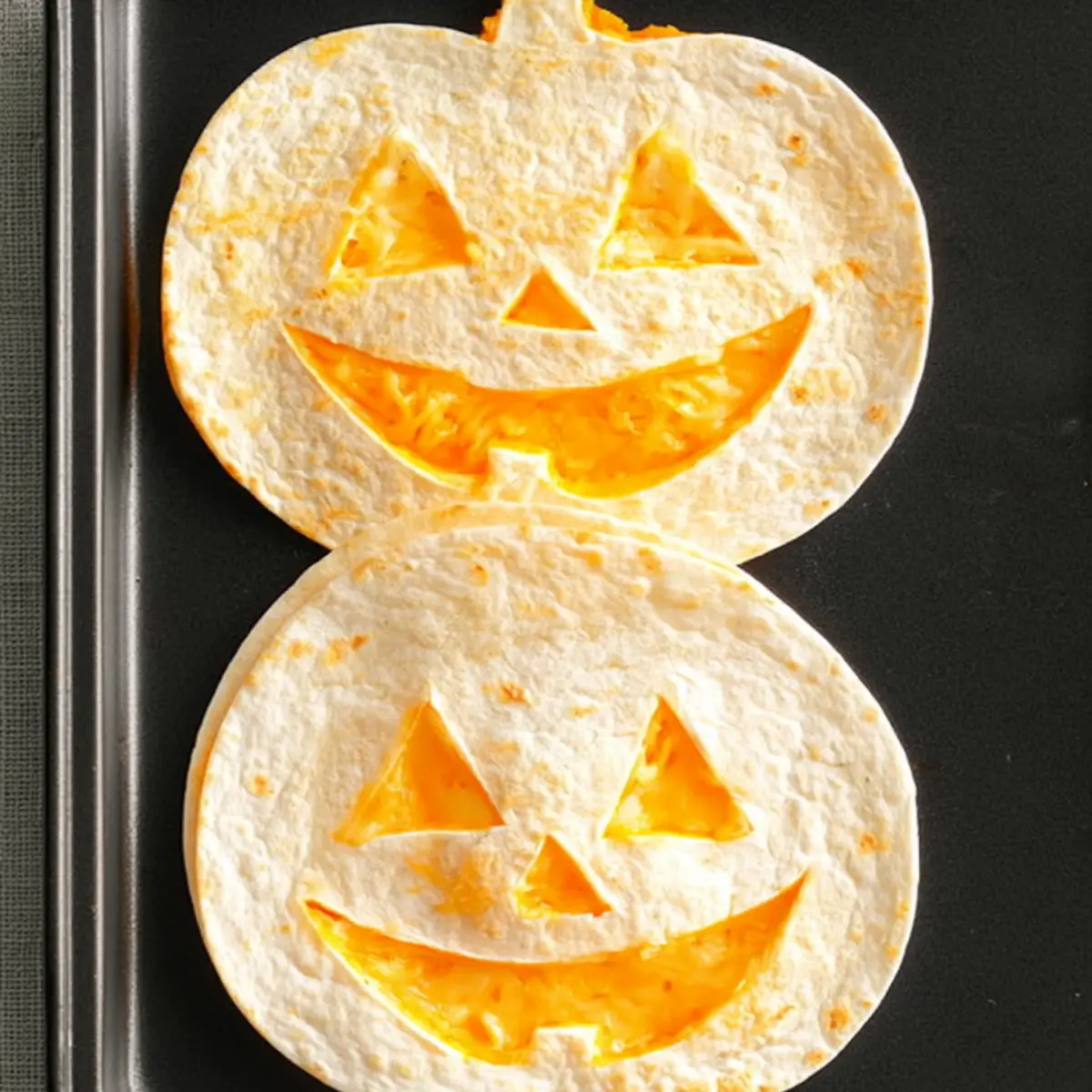 Käse-Quesadillas als Kürbislaternen