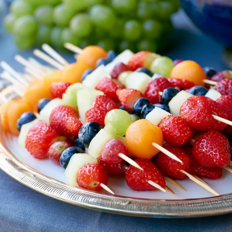 Obstspieße mit Melone, Erdbeeren, Trauben und Blaubeeren